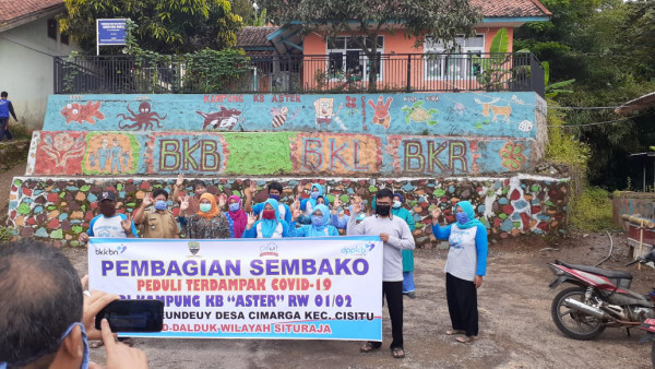 Penutupan foto bersama bersama pengurus kampung KB dan dinas DPPKB