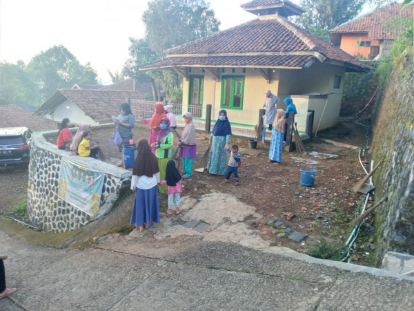 kegiatan bersih-bersih di sekitar halaman peribadahan 