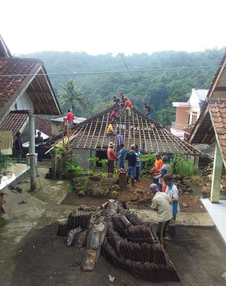 Gotong royong masyarakat d RT 3 RW 3  d rumah bapa Toto penerima bantuan rutilahu