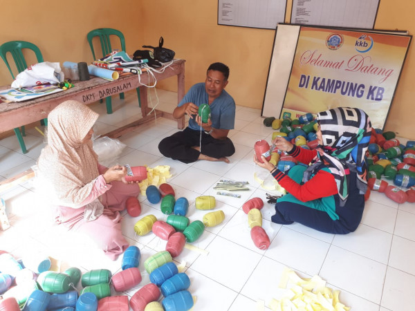 Persiapan pemasangan celengan Perelek di Kampung KB Sumurama