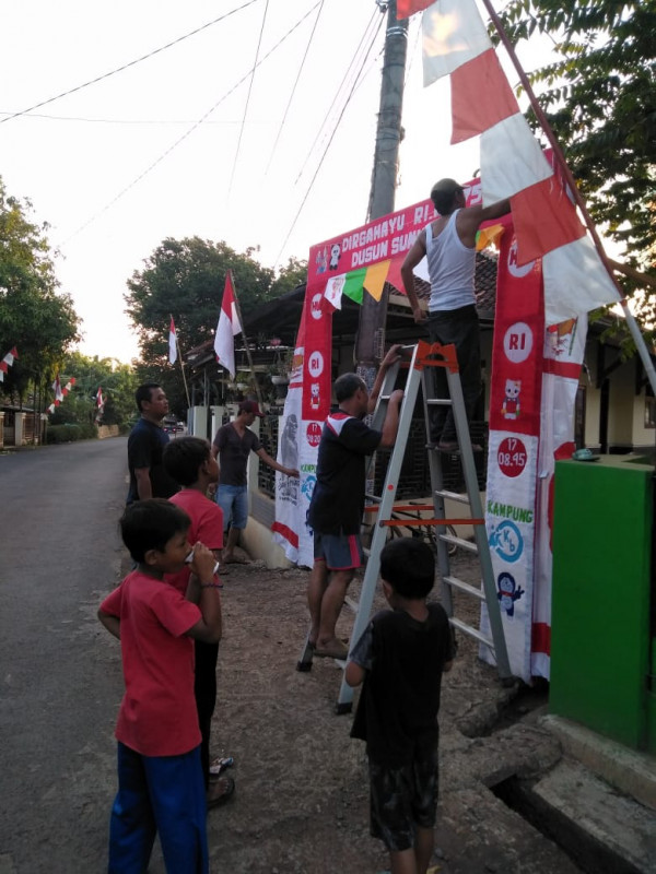 pemasangan lampu hias dan gapura HUT RI ke 75