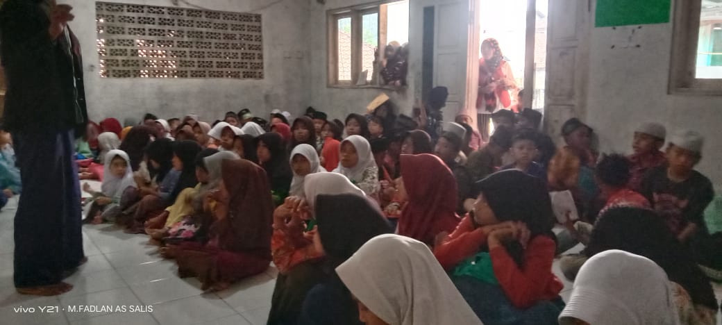 Kegiatan pengajian anak anak dan remaja di majlis