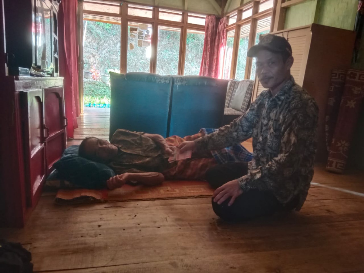 pemberian santunan aparatur desa yang sakit