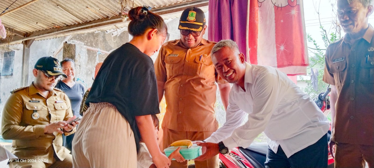 TPPS kecamatan memberikan PMT kepada balita stunting yang dibuat oleh Dapur sehat atasi stunting Desa Kutakarya