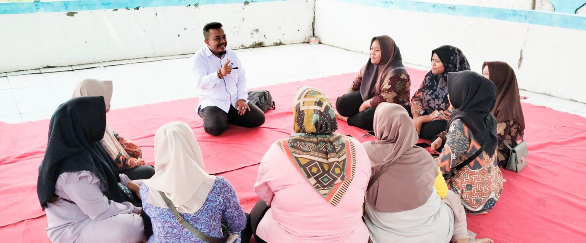 poto sedang memberikan pengarahan kepada pokja kampung kb karya sejahtera desa kutakarya