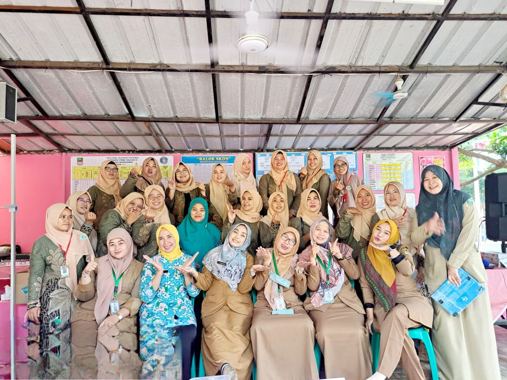 MELAKUKAN KEGIATAN POSYANDU