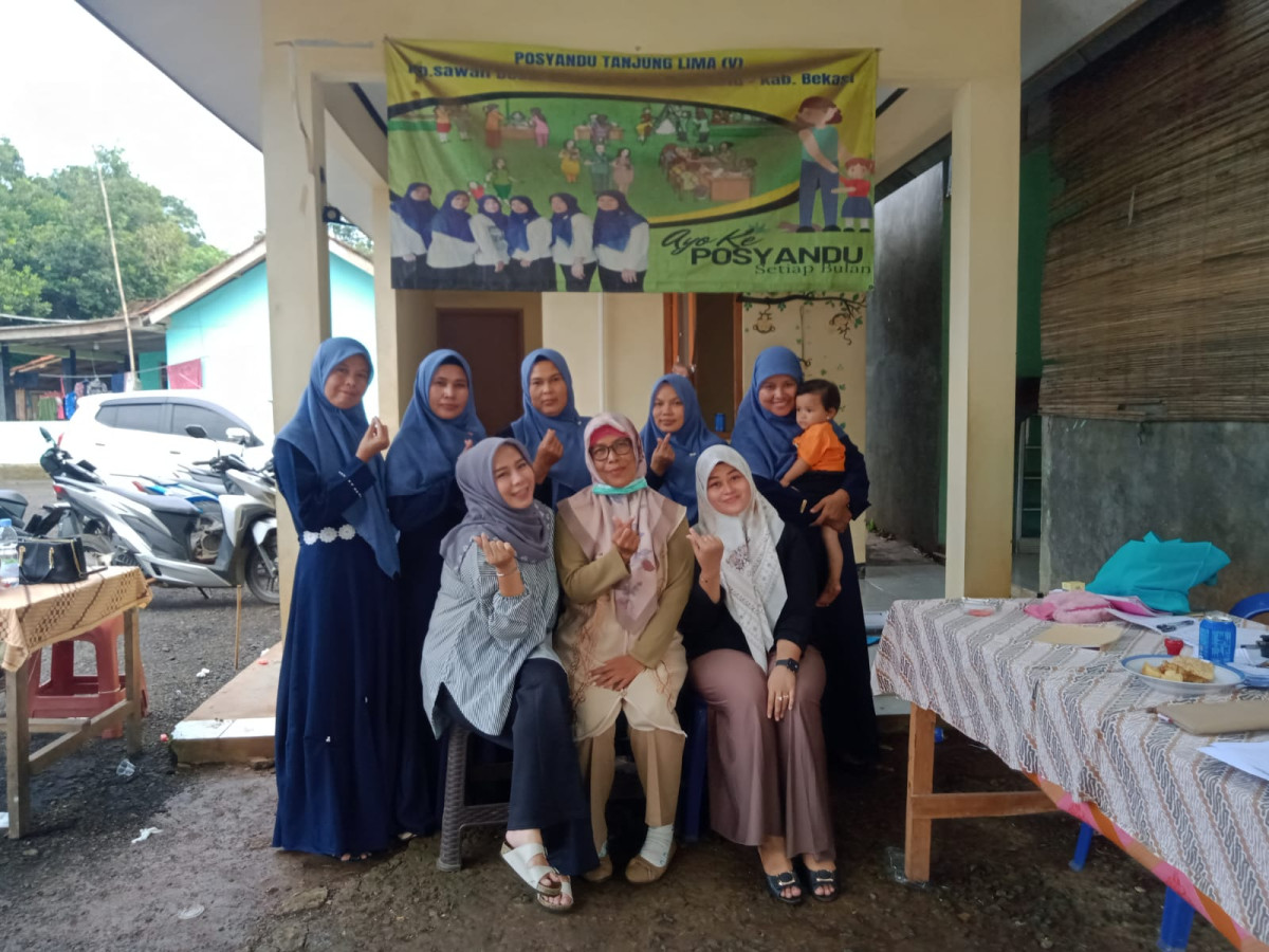 MELAKUKAN KEGIATAN POSYANDU