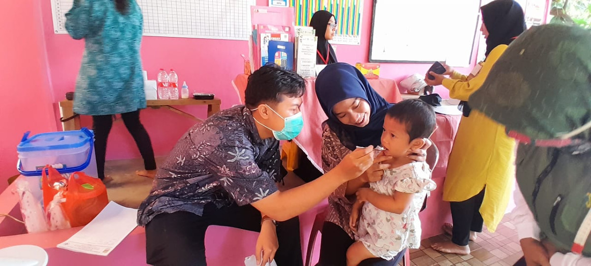 MELAKUKAN KEGIATAN POSYANDU