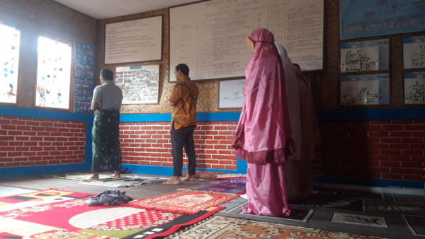 Sholat Berjmaah Di Bale Sawala