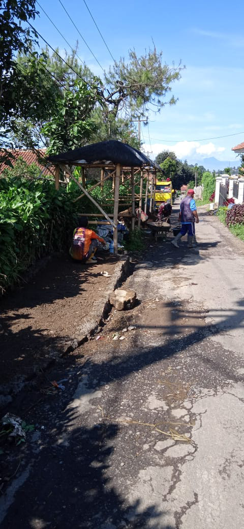 Kerja Bakti Pembuatan Penampungan Sampah Sementara KP KB Insan Sejahtera