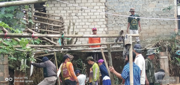 Perbaikan Benteng RW 06 Kampung KB Insan Sejahtera