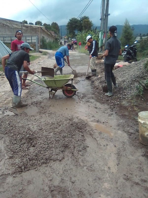 Perbaikan Jalan Kp.Barungari Desa Sukajaya