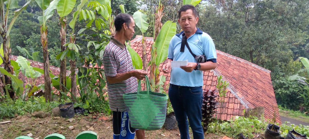 Anggota kampung Kb memberikan mandat kepada salah satu warga untuk bertugas keliling mengumpulkan sumbangan Beras