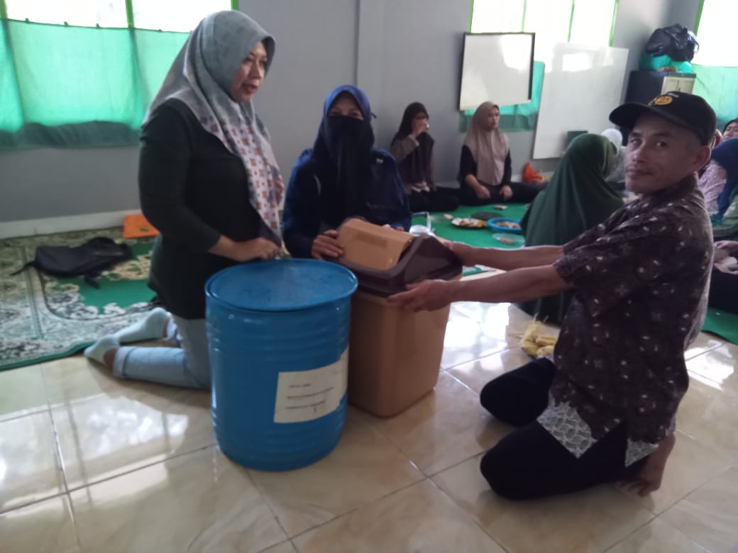 pemberian tong sampah organik dan non organik dari Pemdes Desa Wangunsari