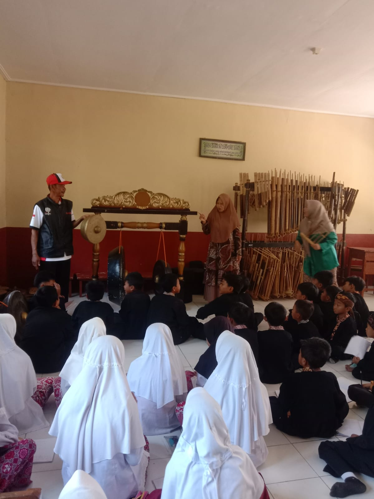 Memperkenalkan alat musik tradisional kepada anak sejak dini ,untuk melestarikan budaya Sunda