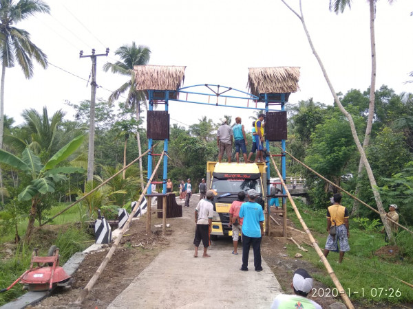 Pemasangan Gapura Kampung KB