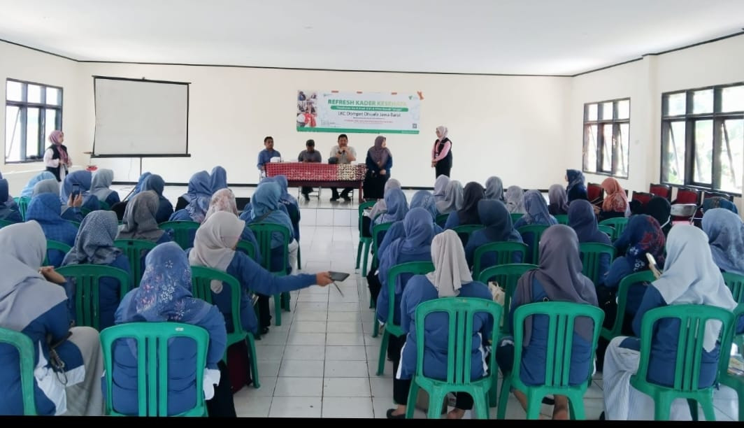 Mengikuti kegiatan Refresh Kader kesehatan ( kesehatan Ibu & Anak)