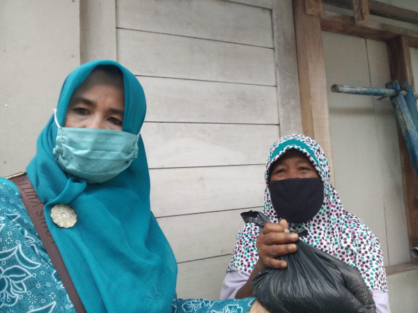 Pembagian Bantuan Kepada Warga RW 06