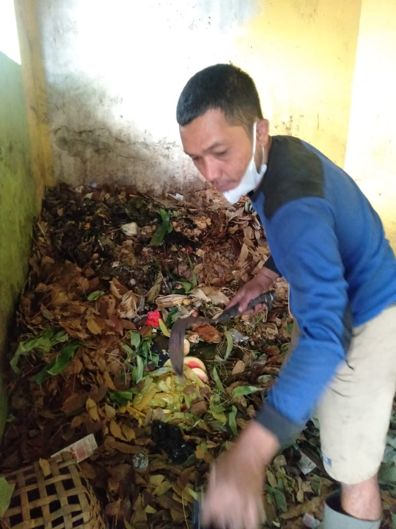 Pemilahan sampah organik , yaitu sampah sisa dapur dan daun daun kering