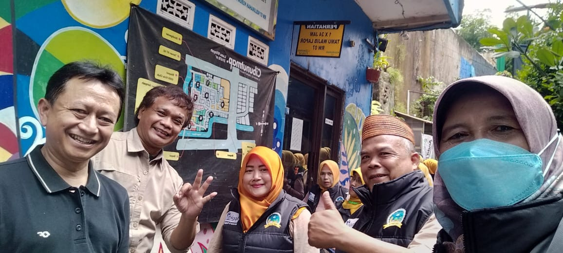 Bersama Kang Ibo penggagas Cibunut, pak Lurah Sindangjaya dan pengurus KKB Serumpun