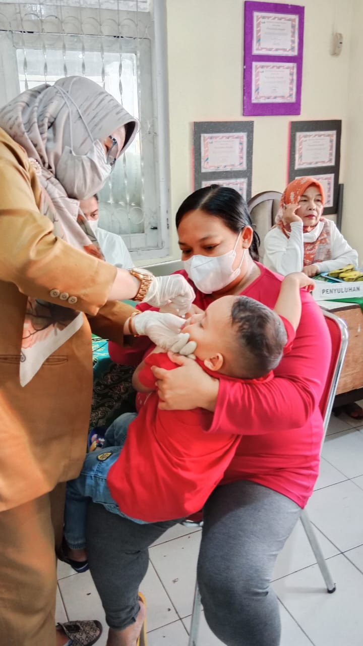 Posyandu pemberian Imunisasi Polio