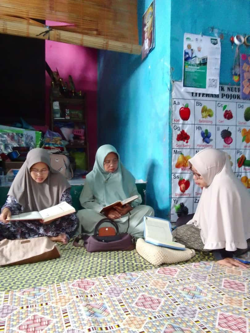 Ibu Ibu Majelis Taklim dengan pengurus KKB Serumpun