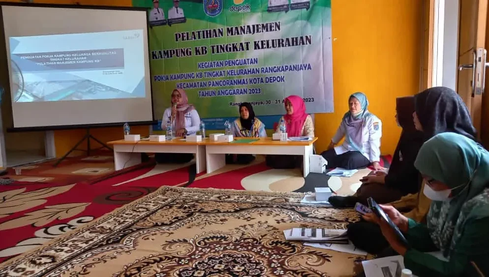 Materi di sampaikan oleh Ibu Fitri Koordinator PLKb Kecamatan Pancoran Mas