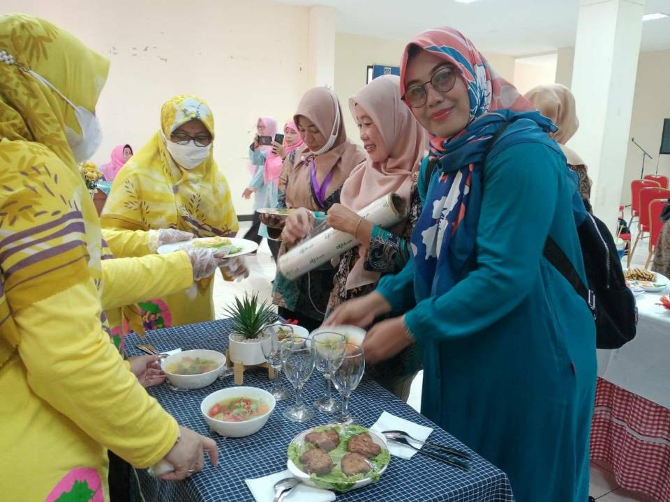 KOLABORASI DENGAN KADER PKK MENGIKUTI LOMBA B2SA MENU BALITA STUNTING TINGKAT KECAMATAN