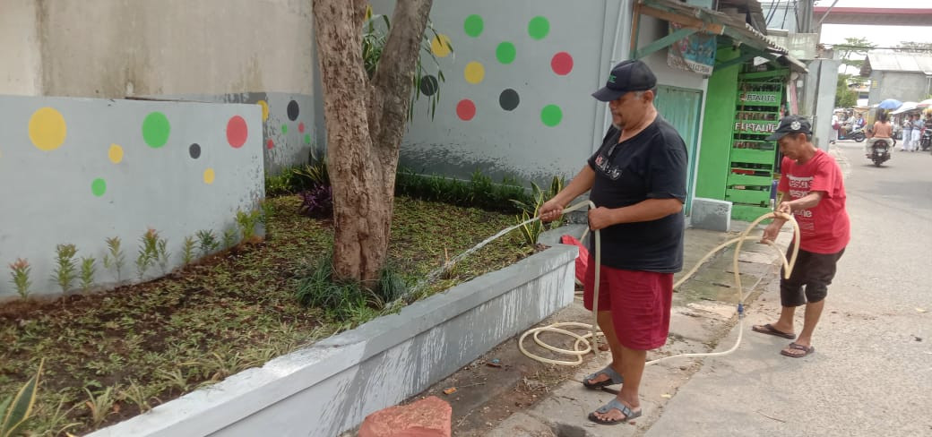 PERAWATAN TAMAN KAMPUNG KELUARGA BERKUALITAS ABADIJAYA OLEH POKJA KAMPUNG KB.