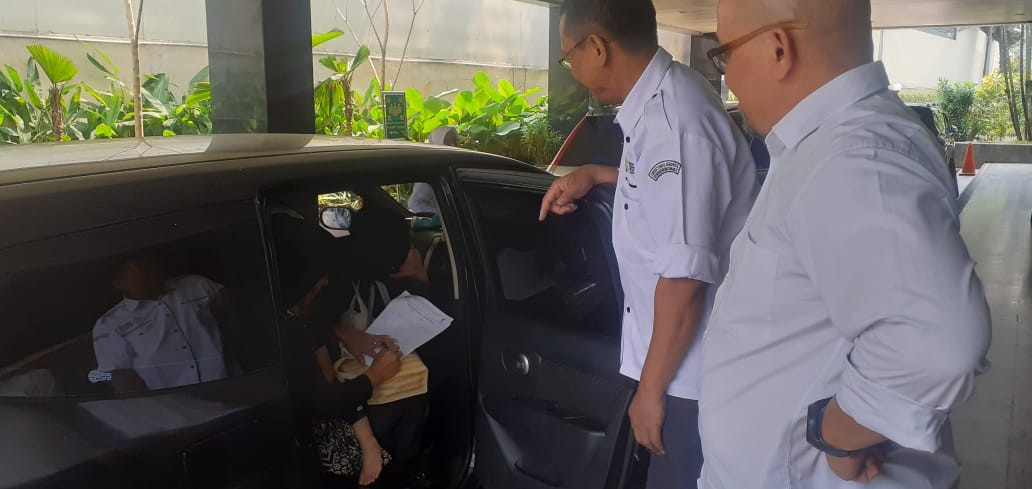 Penandatanganan Surat Jalan yang dilakukan ole Ketua Posyandu Kenanga RW 019