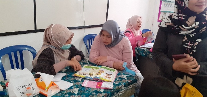 Penyuluhan kepada ibu balita, di sarankan ibu-ibu hamil dan ibu-ibu yg mempunyai balita rajin membaca buku ping (buku KIA) karena banyak ilmu dan pengetahuan yg bisa di dapatkan di buku itu.