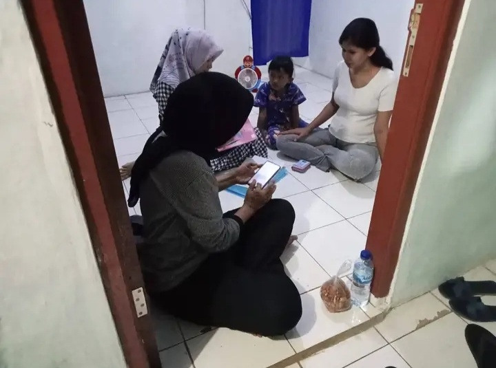 KUNJUNGAN KADER KE RUMAH IBU HAMIL DAN PENEMPELAN STIKER P4K