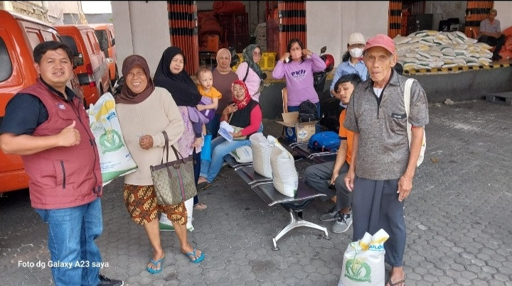 PENYALURAN BERAS BULOG PKH DAN BPNT KELURAHAN ABADIJAYA