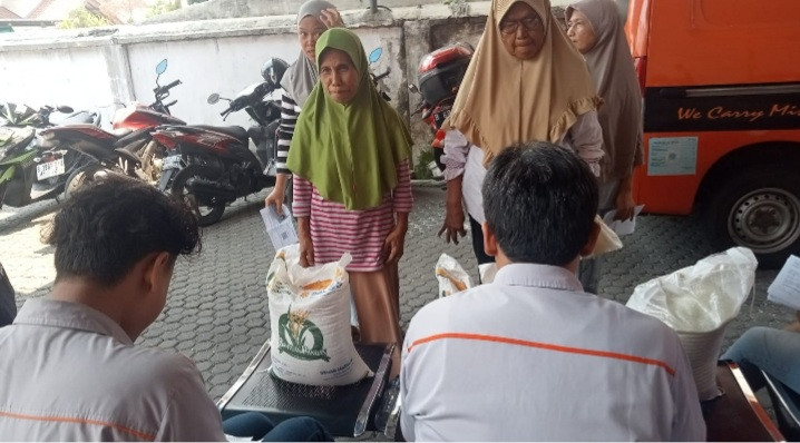 Penyaluran beras 10 Kg melalui kantor Pos