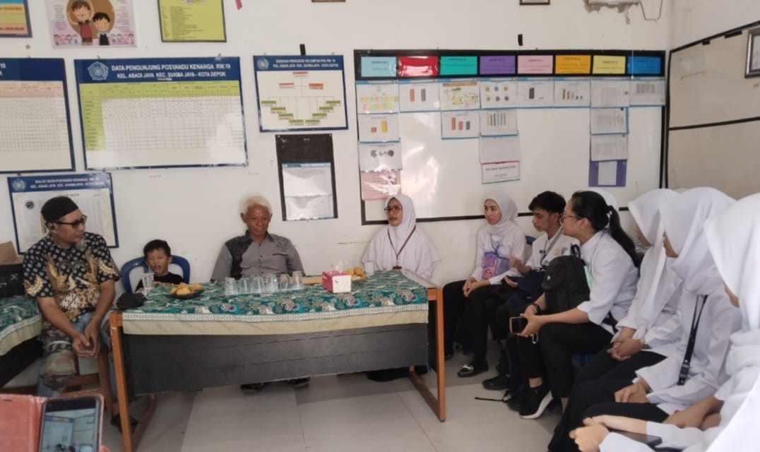 Foto ketua kelompok mahasiswa/i sedang izin berkegiatan