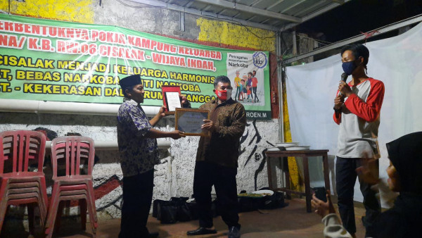 Penyerahan plakat kepada Juara 1 Lomba Kebersihan Lingkungan