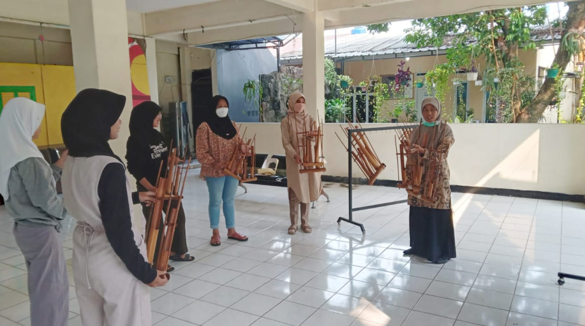 Kegiatan latihan kesenian tradisional Angklung bersama remaja