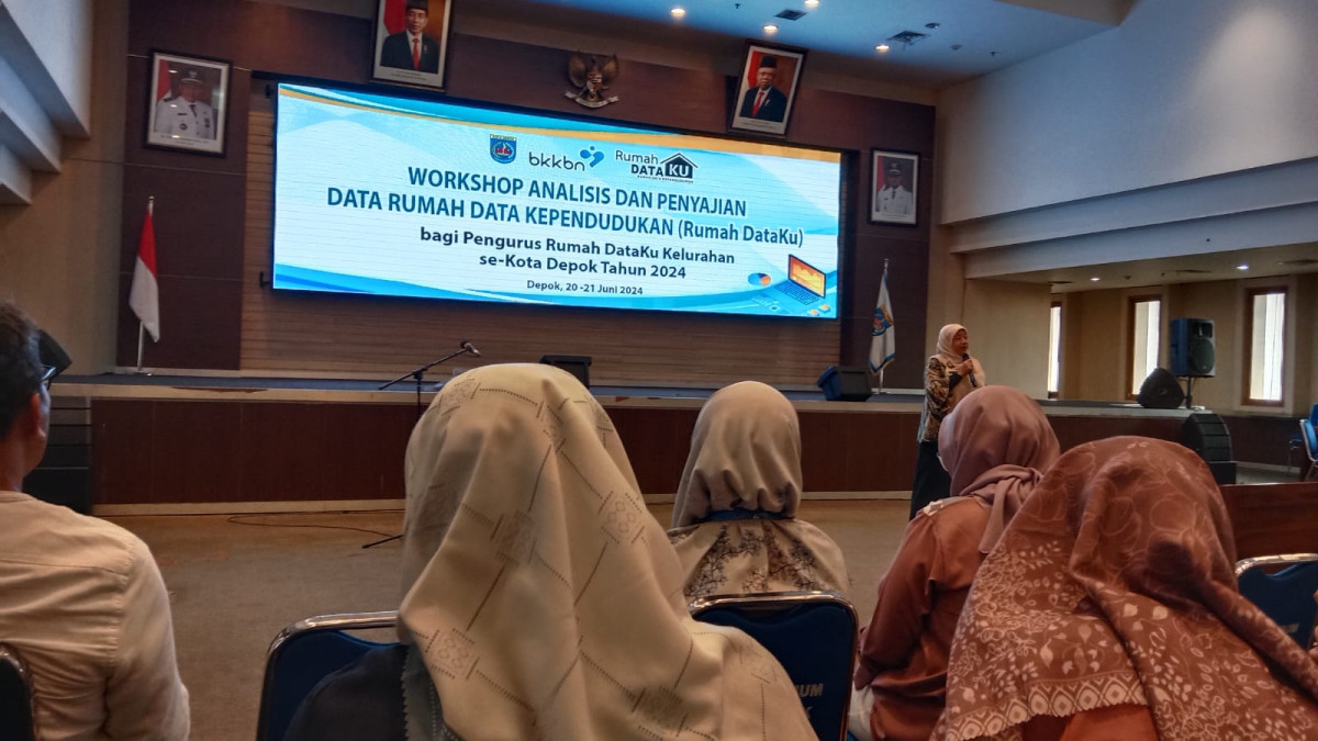 Mengikuti Kegiatan Workshop Analisis Dan Penyajian Data Rumah DataKu Bagi Pengurus Rumah DataKU Kelurahan Se-Kota Depok