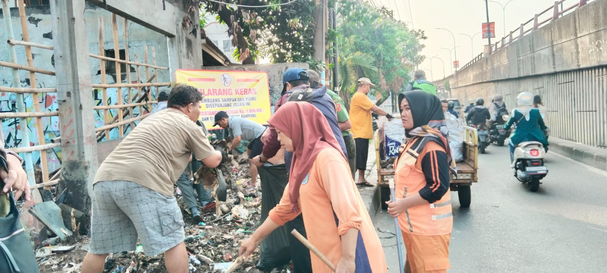 Kegiatan Kerja Bakti di lingkungan Kel. Beji Timur