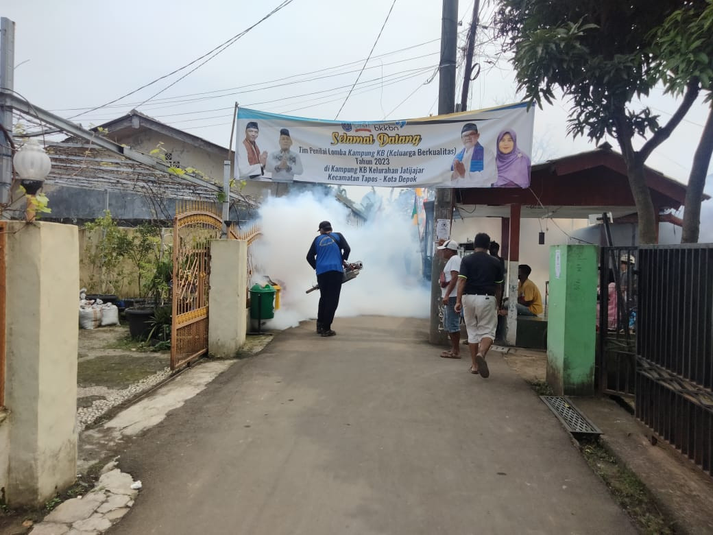 Sterilisasi dengan Melakukan Fogging Wilayah Sekitar Kp. KB