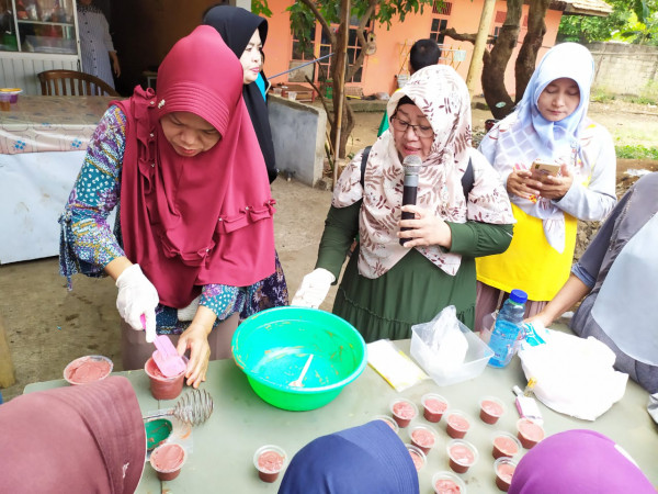 Pelatihan ketrampilan kader pembuatan sabun dari minyak jlantah