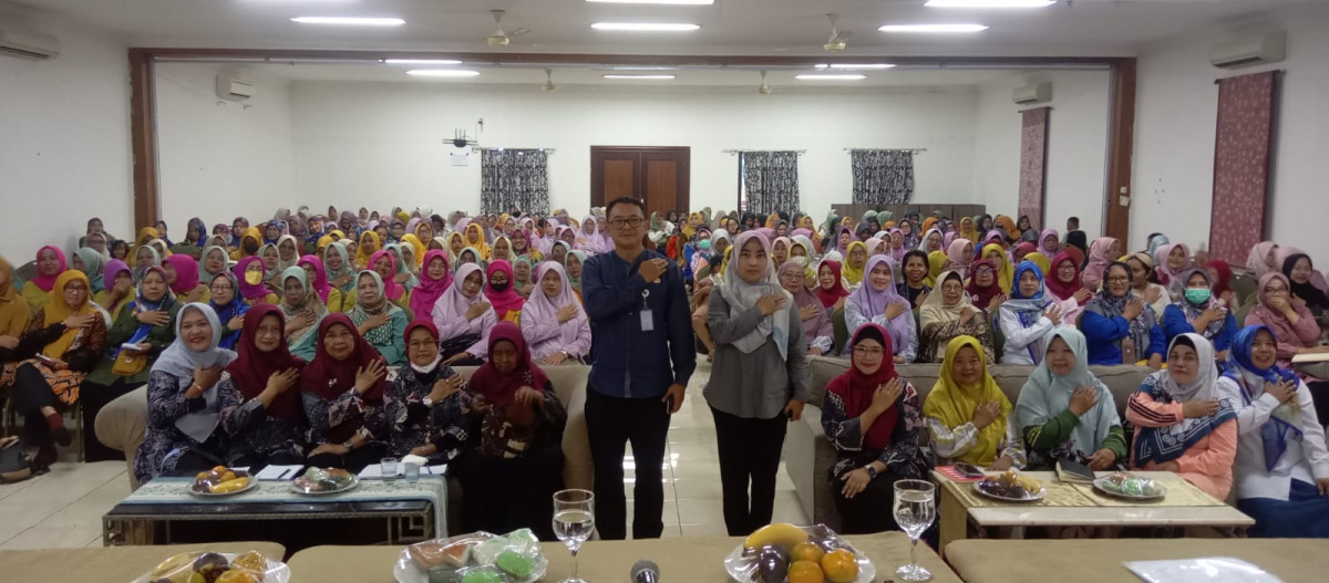 foto bersama seluruh kader posyandu posbindu dan  perangkat jasa  kelurahan pontir