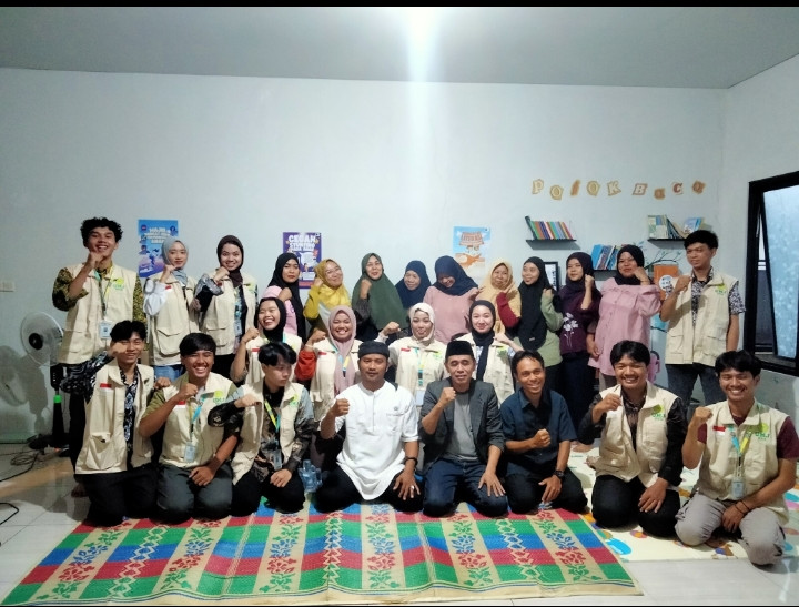 Warga Rw 07 dan mahasiswa UMJ