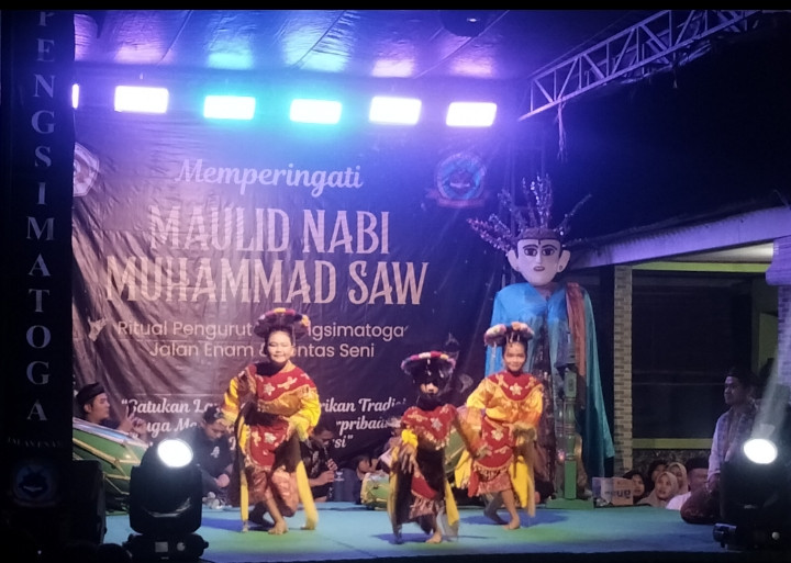 Pentas seni tari topeng Betawi