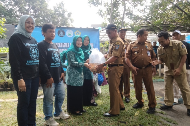 Pemberian bibit ikan untuk budidaya d sera Agribisnis curug