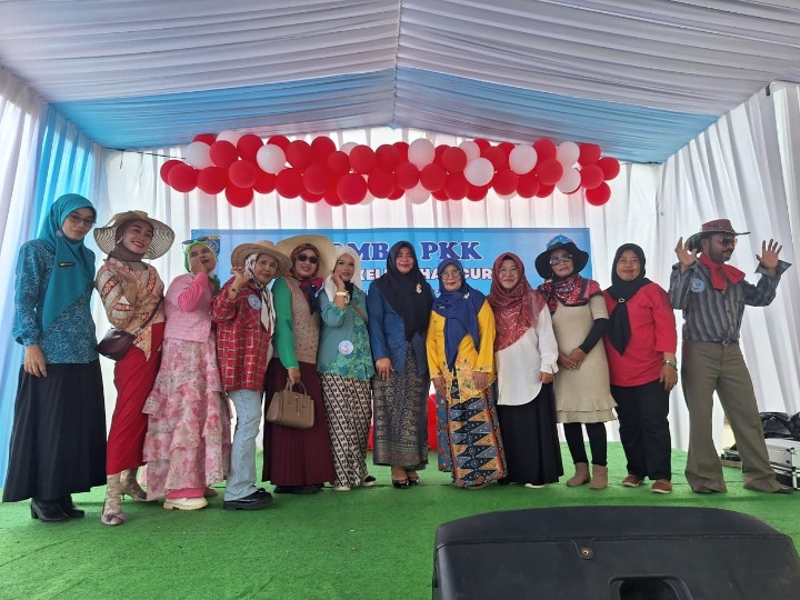 Peserta fashion show lansia