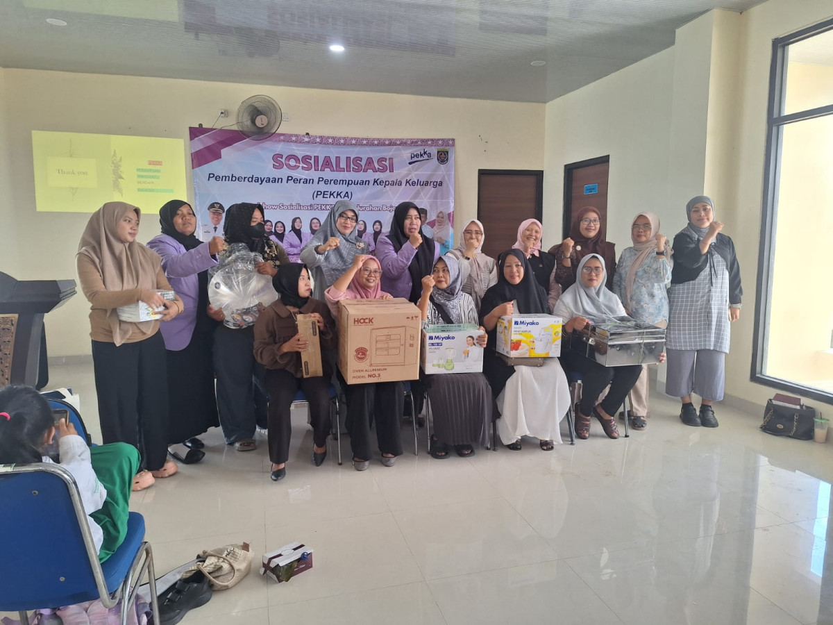 Serah terima alat untuk usaha rumah dari pemerintah daerah