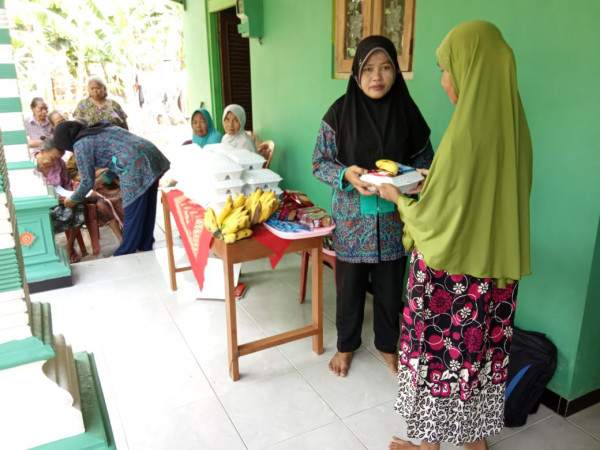 Pemberian makanan sehat dan buah kepada lansia 