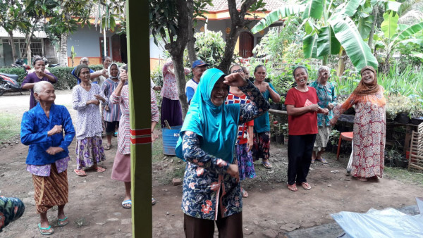 Kegembiraan serta kebahagiaan yang terpancar dari wajah lansia ketika giat melakukan senam bersama