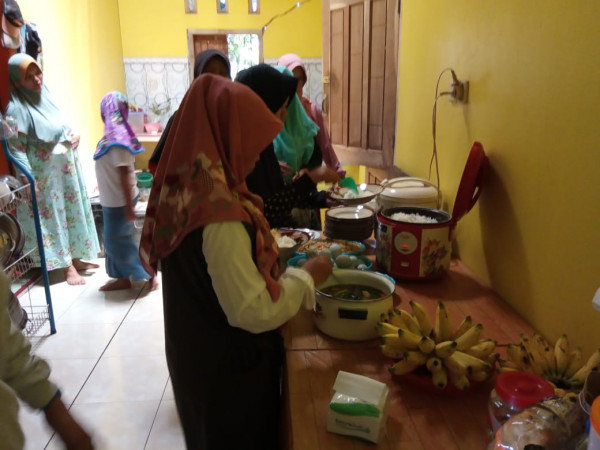 kegiatan makan bersama ibu hamil dengan petugas 